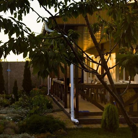 Три Кошки Hotel Chernomorsk Exterior foto