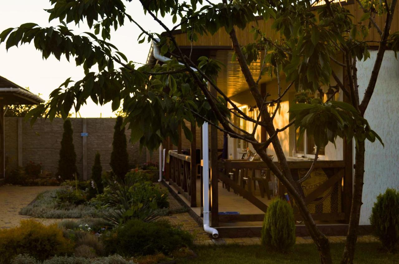 Три Кошки Hotel Chernomorsk Exterior foto