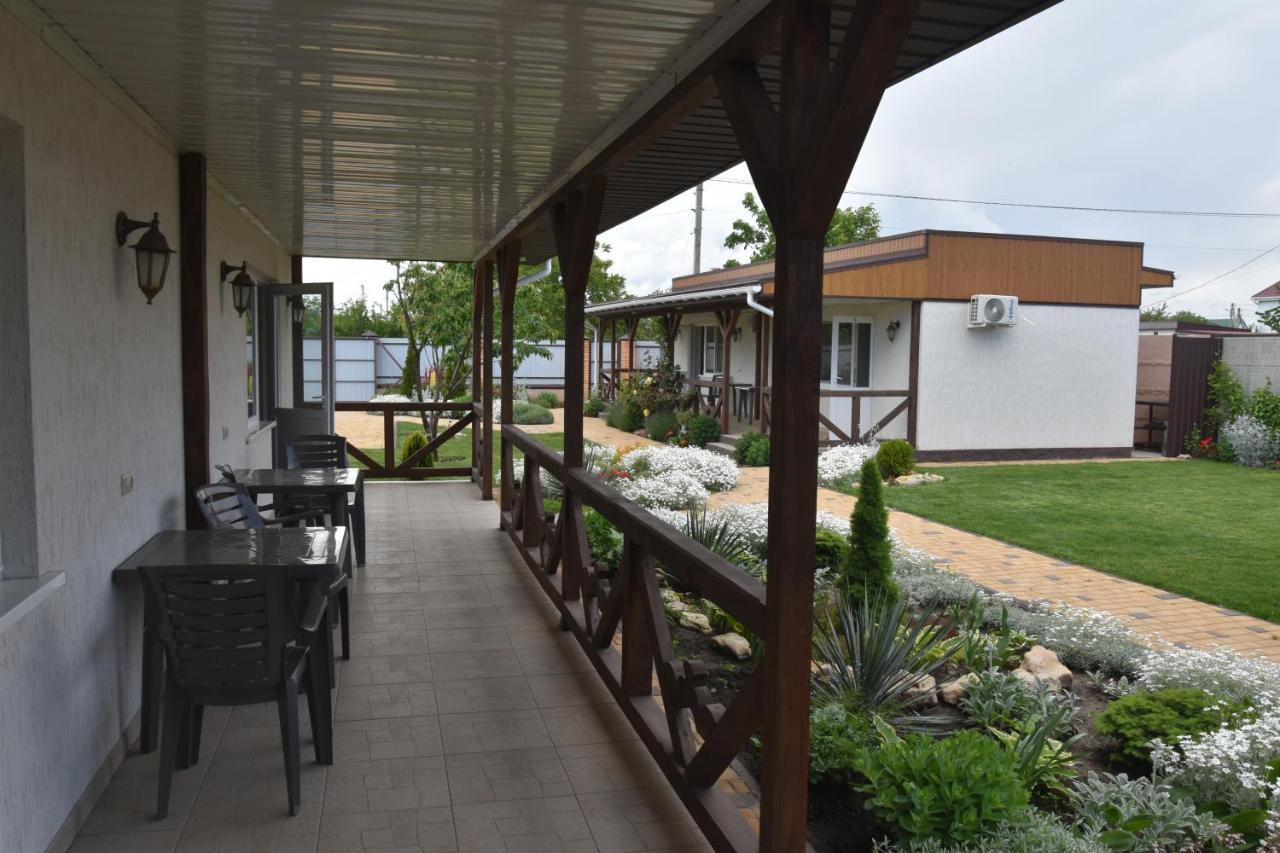 Три Кошки Hotel Chernomorsk Exterior foto