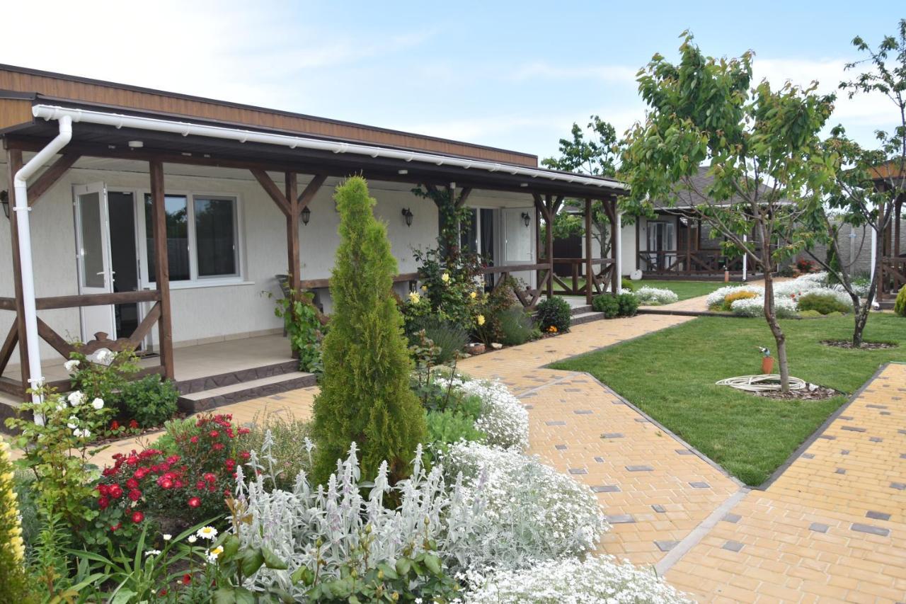 Три Кошки Hotel Chernomorsk Exterior foto